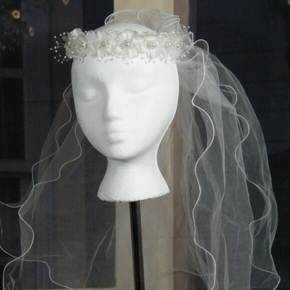 Diadème pour première communion avec voile et petite fleurs pour fillette. - Picture 1 of 7